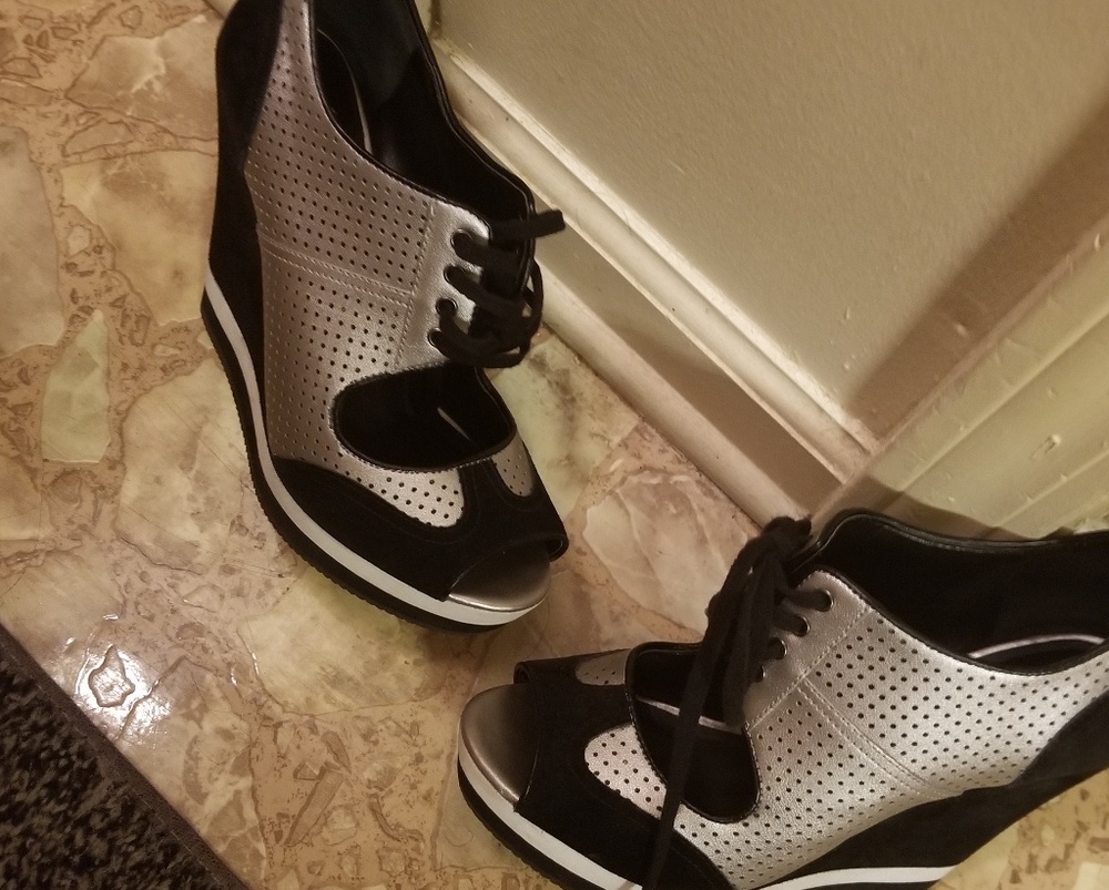 Tuxedo wedge